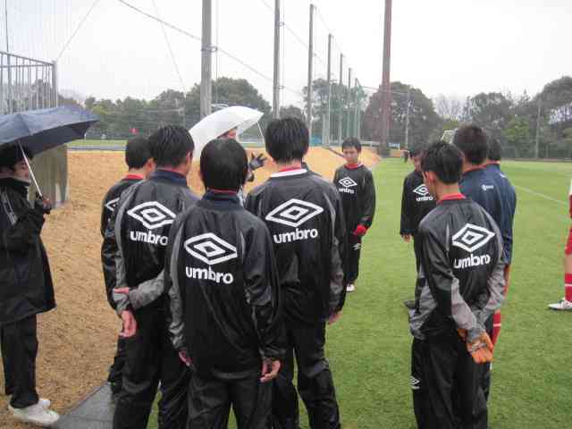 サカこれ 雨の中でのサッカー練習 全身濡れてテカっているピステ かっこいい T Co Ox9lcszhhu Twitter