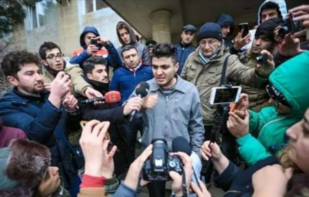 AliKarimli's tweet photo. Mehman Hüseynovu “karsa” salıblar. Vəkillә görüşünə imkan verilmir. Haqqında isə 2-ci cinayət işi açıblar. Ondan tələb edirlər ki, öhdәlik götürsün, azadlığa çıxandan sonra özü və qardaşı Emin Hüseynov öz fәaliyyәtlәrini dayandırsın. Mehman bəy təbii ki, şərtləri qəbul etmir. https://t.co/dc4s33mjUg