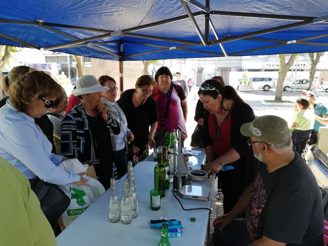 senadornavarro's tweet photo. #BioVasos en Acción de capacitacion en la Plaza de Armas de Talcahuano. Tu botella es tu BioVaso. 1 pañal 500 años. El vidrio tarda entre 4000 a 10.000 años en degradarse. Junta botellas y llevaremos nuestro equipo para hacer en tu sector tus Biovasos. https://t.co/GnMkBOl40l. https://t.co/60kJ8w8N3d