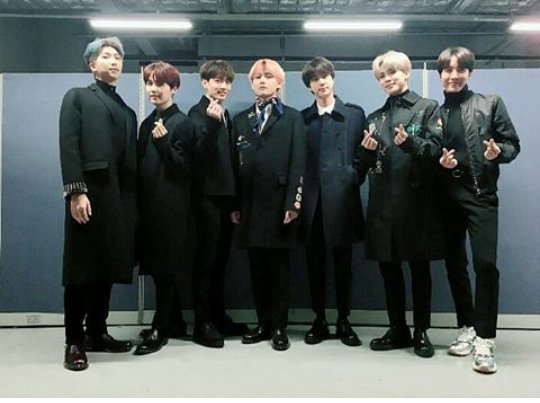 twt_mona's tweet photo. Excusee me but can someone explain me what happened to taehyung's stomach😂😂😂😅 am i only one who is feeling weired about this pic 😂😂😉😉😉
@BTS_twt @BangtanINDIA #BTSV #IPurpleUDay #indianbtsarmy #indialovesbts  #♡MK♡ https://t.co/jhV9azzrjc