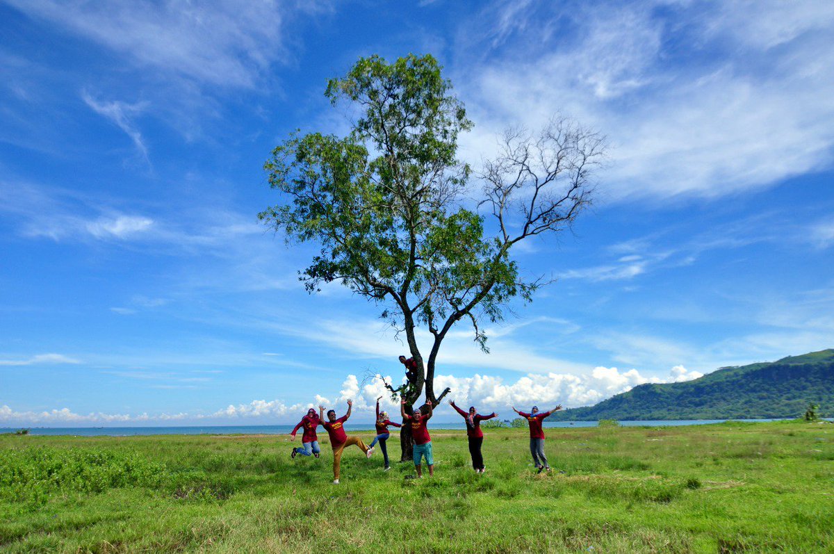 agusrustiawandi's tweet photo. Pernyataan itu merupakan ungkapan kekaguman melihat indahnya kawasan geopark Ciletuh Palabuhanratu di Kabupaten Sukabumi #PesonaPalabuhanratu https://t.co/pmLTH1jJkf