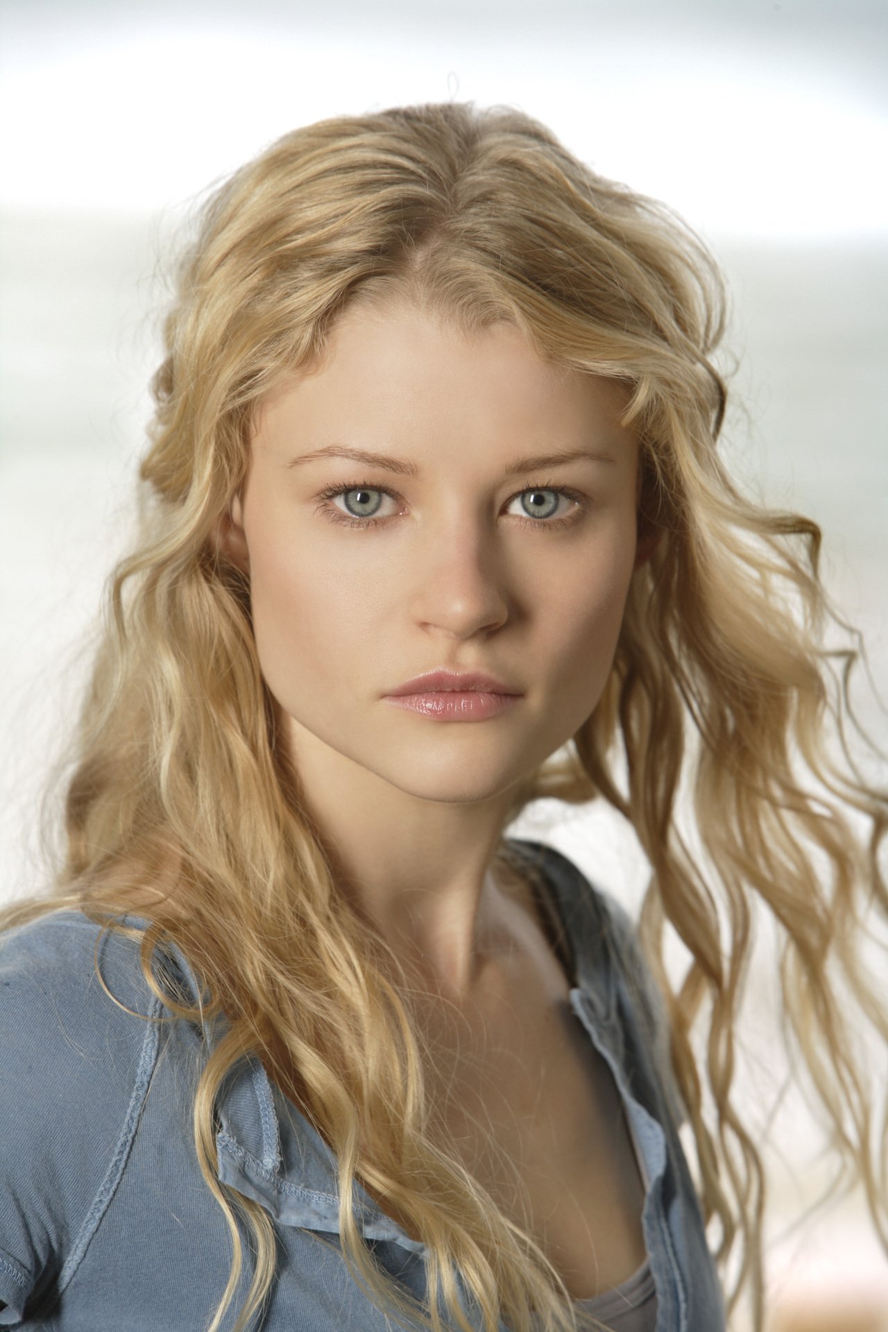 Wishing a very happy birthday today to Emilie de Ravin who played Claire on LOST! 