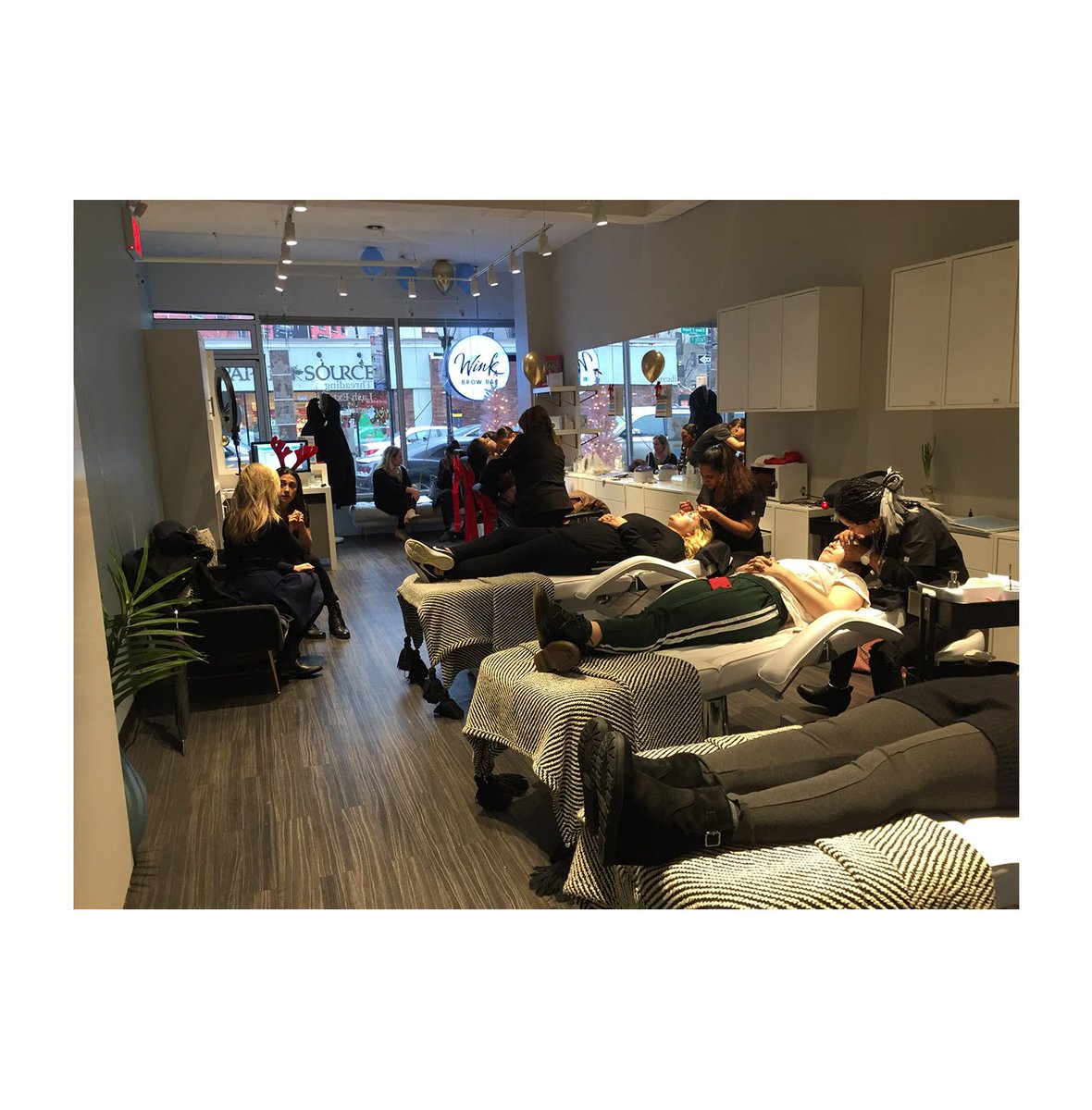 #tbt to our "Bring Your Best #Brows " Event last #Friday ! A Full house of beautiful #brows , #lashes , and #facials ...come visit our #Brooklyn #browbar location and Thread Your Story!

#lashlift #lashes #beauty #eyes #lash #lashextensions #eyebrows #eyelashes #eyelashextensions