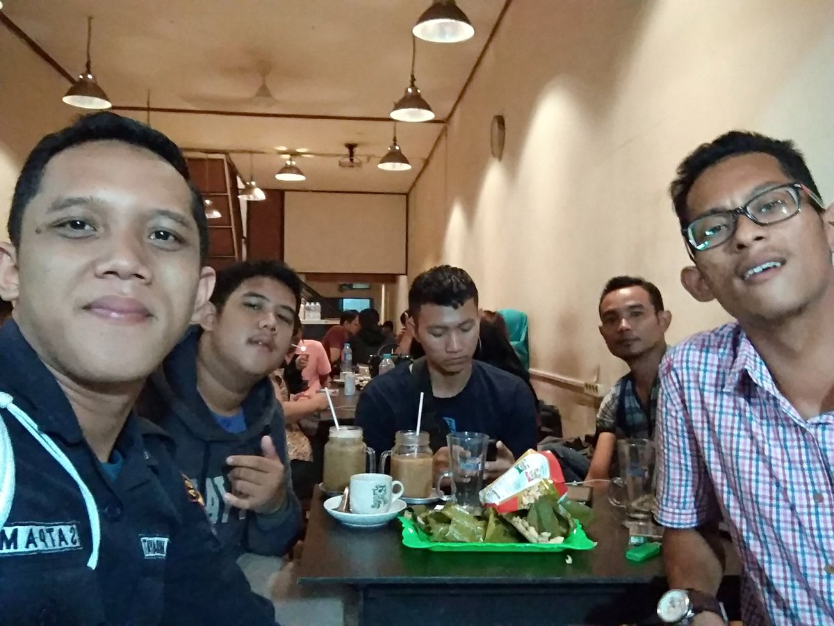 deohidayat's tweet photo. Malam sunyi kembali lara sendiri https://t.co/e3UqToGqYr