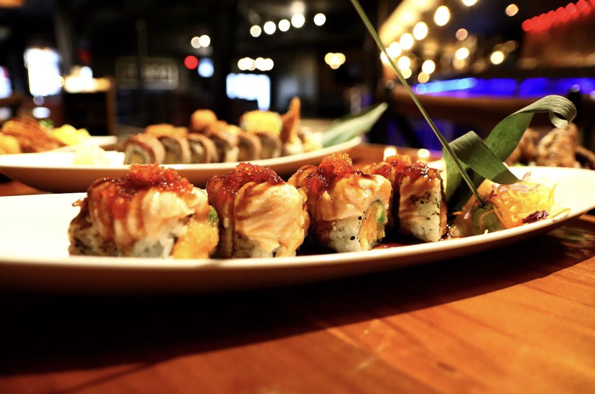 222boston's tweet image. Sushi see what I see 👀 ⁣⁣
#joinus #2twenty2 #tistheseason #bar #foodboston #buzzfeedfoods #foodiesboston #eaterboston #instafood #foodporn #forkyeah #foodie #bostoneats #tdgarden #westend #salmon