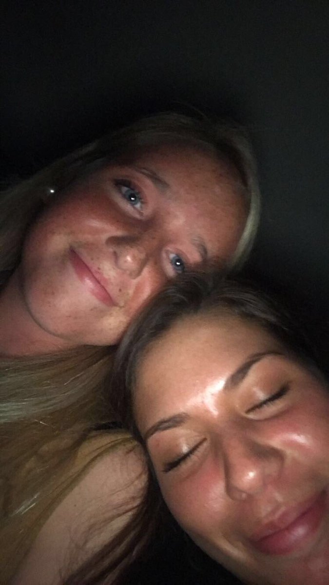 caroline_ross22's tweet photo. happy birthday silly lilly!!!! thanks for always knowing how to have a good time i love you and all of our mems! happy 17th love❤️🤩🎉 @SengerLilly https://t.co/AJB0dOxo7w