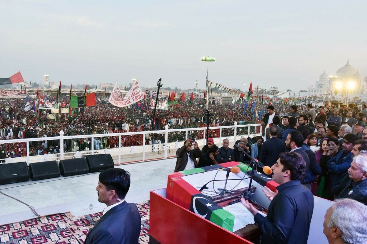 PYOSindh's tweet photo. President PYO Sindh @JavedNLaghari &amp; Thousands of People have come to pay tribute to #SMBB on 11th martyrdom anniversary at Garhi Khuda Bux Chairman @BBhuttoZardari &amp; President @AAliZardari delivered speech to massive crowd. #PYO sindh participated overwhelmingly. #SalamBenazir https://t.co/tJpmgqDa0E