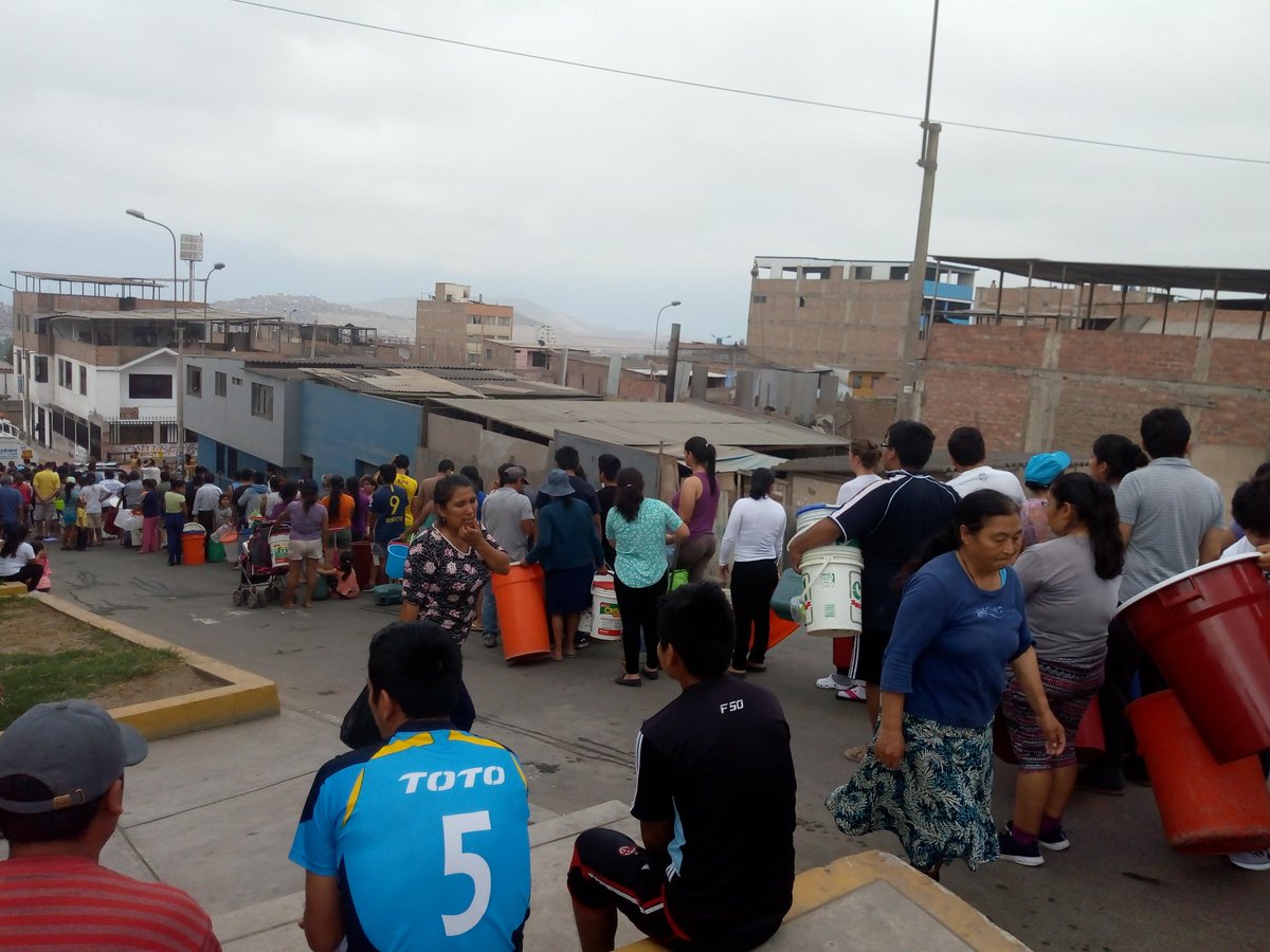 VelaHarrison's tweet photo. @americatv_peru sin agua desde antes de navidad en SJM en asoc. Viv. El Universo https://t.co/LHIoxKAM6j