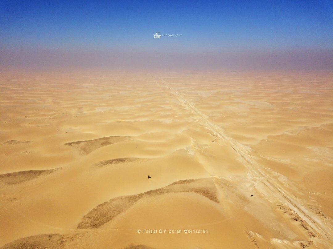 نخلة وحيدة وسط الرمال |
في منتصف صحراء النفود -الممتدة من وسط #السعودية إلى شمالها تنتصب هذه النخلة وحيدة بين هذه الرمال الشاسعة؛ فسبحان من أحياها.

📸: فيصل بن زرعه