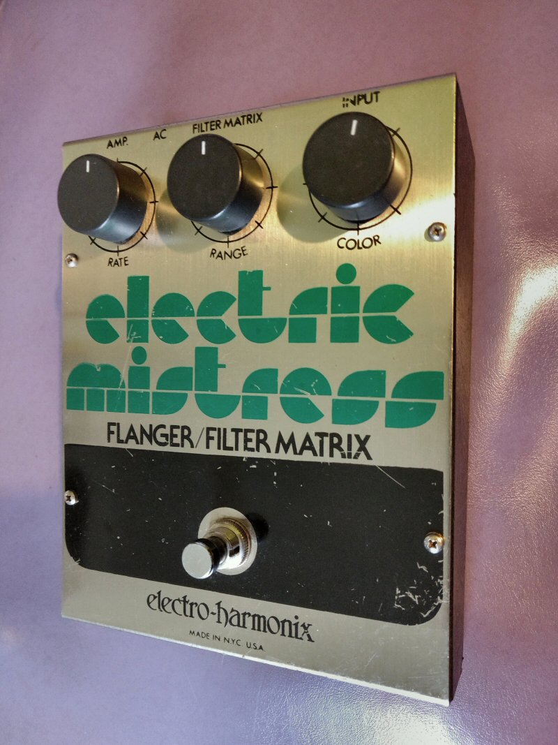 I could have easily used a flanger plug-in this morning.  But I didn't.

#electroharmonix #flanger #filter #electricmistress #gutiarpedals #recording