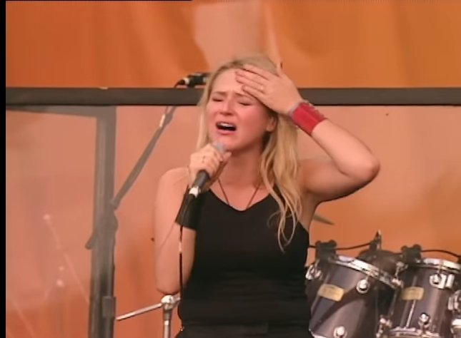 jewel casually shut shit down and scatting and improvising a version of who will save your soul. it was again another display of earnestness and raw emotional power of a KoRns or DMX that i dont think our 2018 minds can handle. thats prob why jewel performs on cruises now. sad.