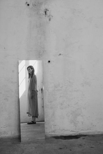 CasaLettori's tweet photo. Va bene questa solitudine 
È la mia
Ho imparato
E mi fa compagnia

Gian Mario Villalta 

#Citando 

#CasaLettori 

#NottiPoetiche 

Joseph Willis 

@Robinson_Rep @rmont72 @ragazzaautunno8 @raffanchio @raffmol @Rebeka80721106 @redne2013 @lalabelr @CorsieRincorsi @totina94 https://t.co/S4MGTb34ZK