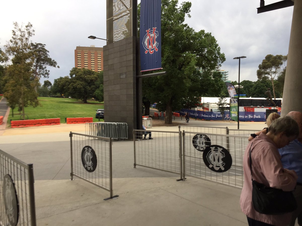 godemons27's tweet image. @MCC_Members Hoping for a good day of batting from the Aussies #inthequeue #BoxingDayTest 😀