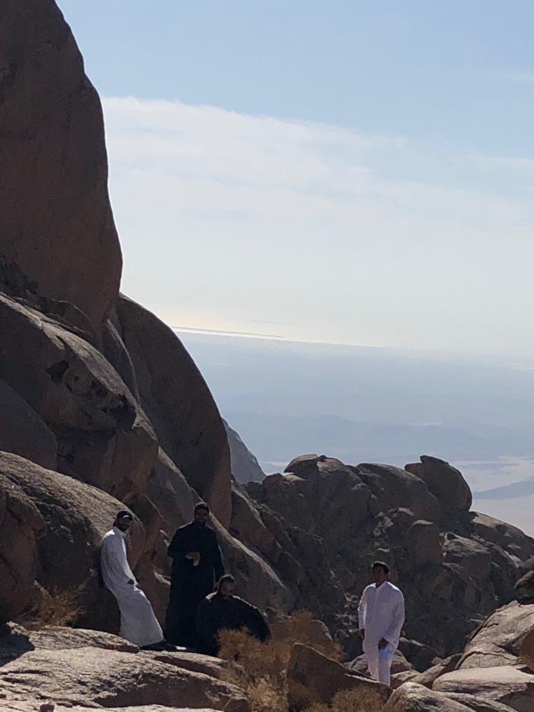 ولي العهد السعودي #محمد_بن_سلمان يظهر مع عدد من الأمراء والوزراء على قمة جبل اللوز في #تبوك في رحلة استكشافية جبلية 
#السعودية