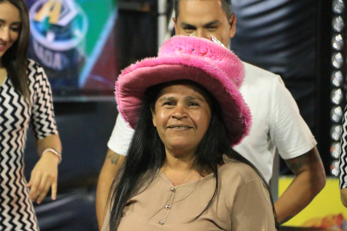 ATodoONadaSV's tweet photo. Nuestra amiga de la fila esta cumpliendo años, Felicidades 🥳 https://t.co/FYa8Pc57Wp