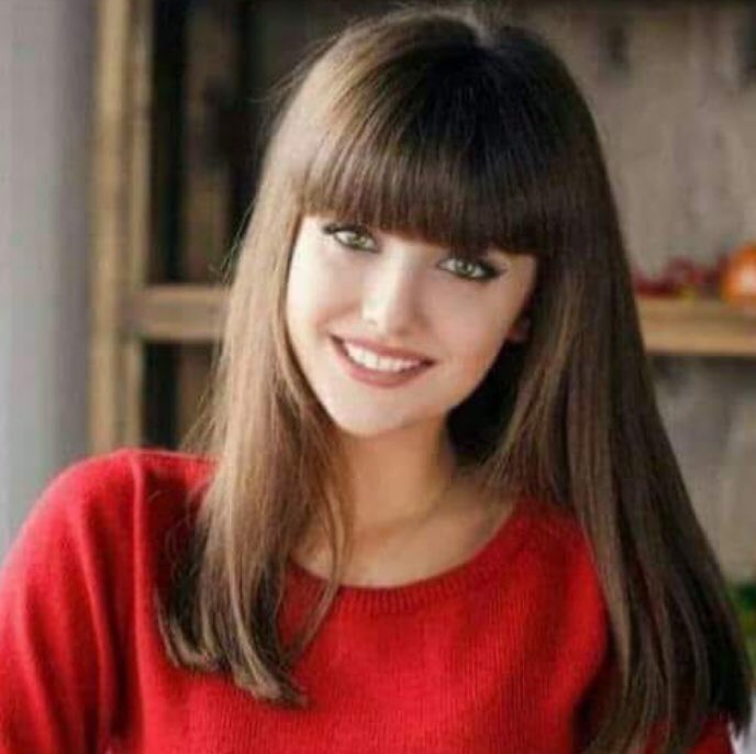 ارسمك على دفتري الصغير 
مثل حكايه ترسمها طفله 
لنحو سبعة أعوام ، أجمل 
لون أضعهُ فوق عينيك 
مثل سعف لنخله عراقية 
في العلياء والوجود