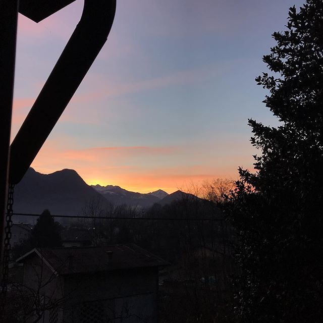 mmondora's tweet photo. Quando senti che là fuori il mondo è bello, e ti affacci. #sunset #sunset🌅 #valtellina #alps #legnone #comolake #orobie #christmas #homesweethome #happiness #happynewsunset #digitalnomad #homework #smartwork #happyhour #happydays #livedifferent https://t.co/kWNlOL8NN0 https://t.co/YBffMAsuJv