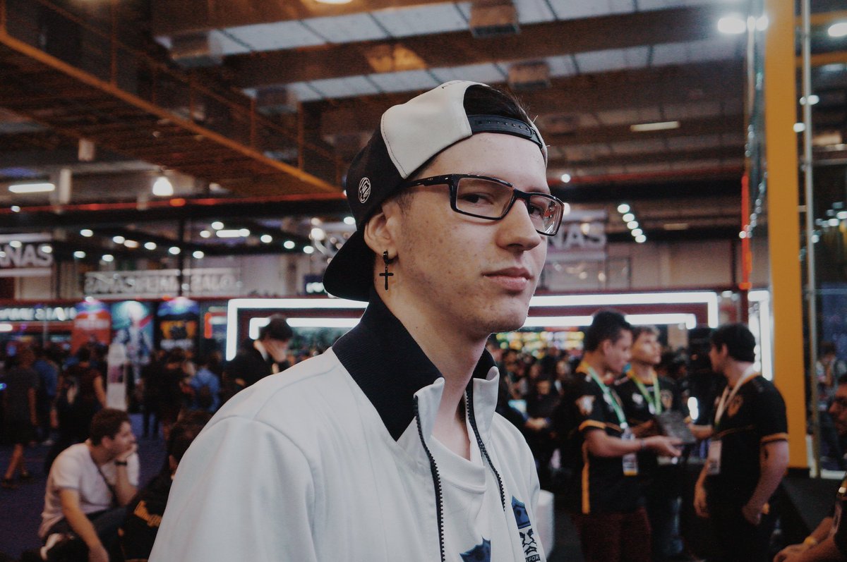 TalkativeNerd's tweet photo. Editei de novo essa foto do Menino de Ourinhos, com o preset que criei pra editar as fotos da #CCXP18 e da #GoForGaming. Acabou que curti muito mais do que os que usei para as fotos da #BGS2018 (que foi quando a foto foi tirada).
(IDM vs. CNB, estande da CubeTV, BGS 2018) https://t.co/sheXJBnDYf