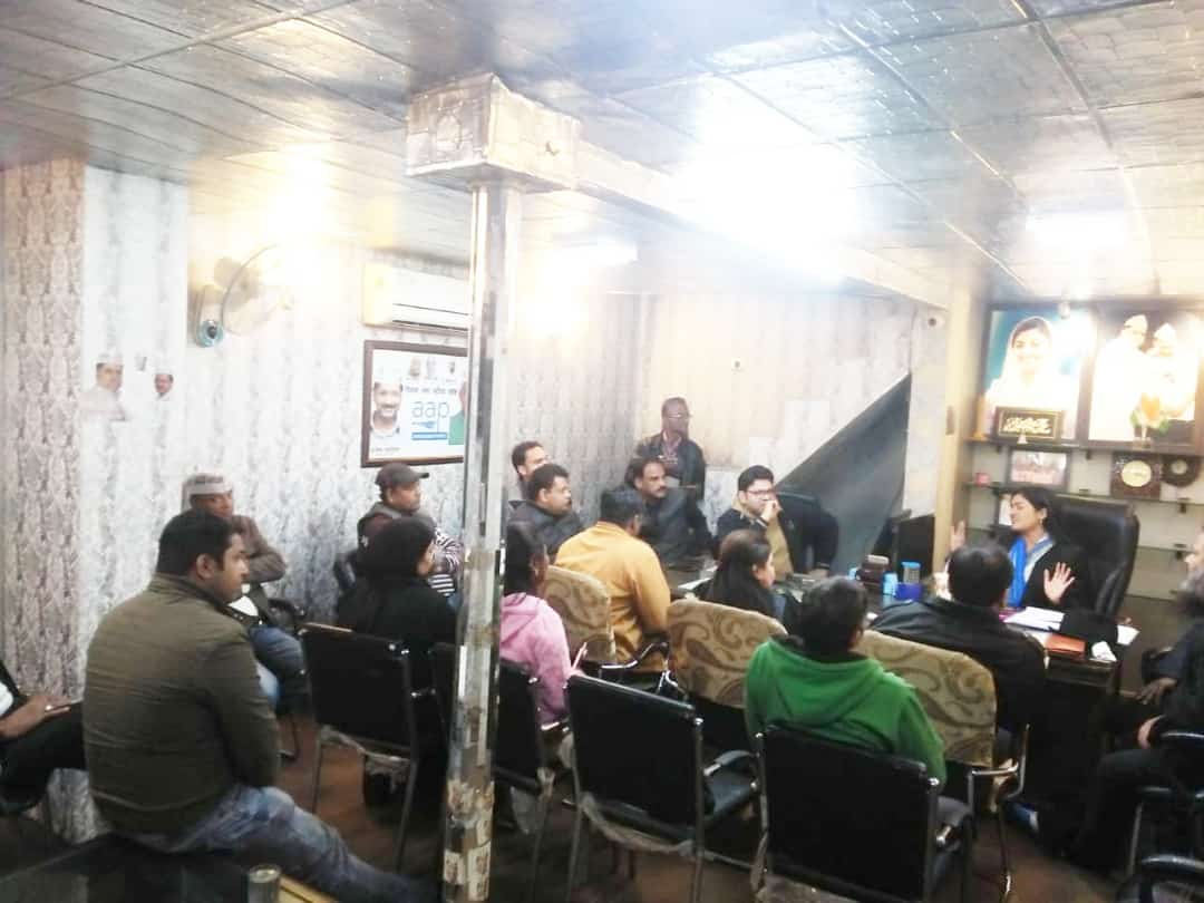 989Shabnam's tweet photo. @lamba alka Jai hind 
27-12-2018 aap MLA Alka Lamba ji nai ward 85 mai sanghtan kai sath meeting ki aur logo se mile https://t.co/WeVTgZ9MGg