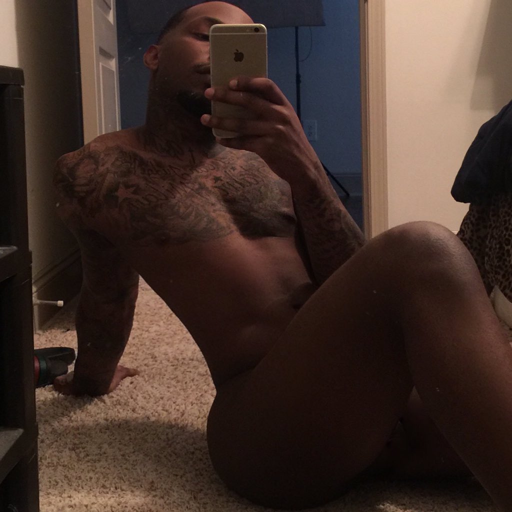 AESTHETICCURVES's tweet image. Consider me a nudist.