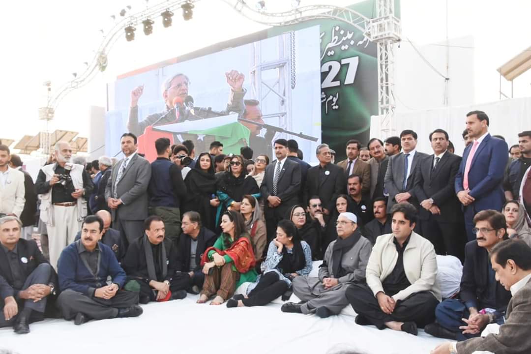 PPPDigitaMedia's tweet photo. Chairman PPP @BBhuttoZardari &amp; Former Pres of Pakistan @AAliZardari Addresse Public gathering&amp;while paying rich tribute to Shaheed  Mohtarma #BenazirBhutto on her #11thMartyrdomAnnivarsary said she was a stateswoman &amp; an inscriber of d history #SalamShaheedBenazir #SalamBenazir https://t.co/Ncy6OVZUX6