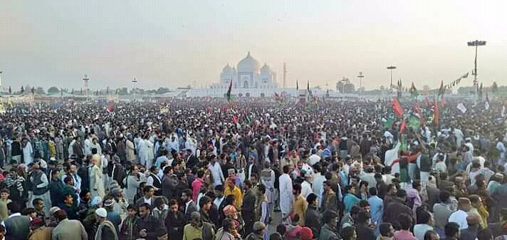PPPDigitaMedia's tweet photo. President #PPPP &amp; Former Pres of Pakistan @AAliZardari Addresse Public gathering&amp;while paying rich tribute to Shaheed  Mohtarma #BenazirBhutto on her #11thMartyrdomAnnivarsary said she was a stateswoman &amp; an inscriber of d history #SalamShaheedBenazir #SalamBenazir https://t.co/77rR9spkNF