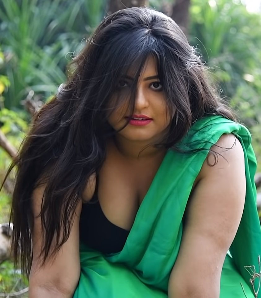 Rohit_swag's tweet photo. #Part3 #Sneha #Saree #SareeSwag #SareeLove #SareeGirl #Black #GreenSaree #Back #HotBack #Sexy #SexyBack #Curve #Backless #Bra #BlackBra #ShowBra #Sleeveless #Damn #Sexo #Hot #Chubby #chubbywomen #Cleavage #photoshoot #Awesome #EyesOnYou #bhabi #HotBhabhi #Bong 😍😍😍 https://t.co/zpIV35qd08