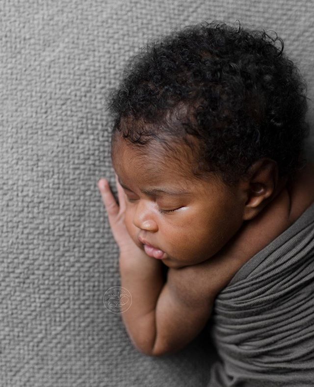 gatineauphotog's tweet photo. I love when babies come to the studio with a full head of hair and some baby chub to share 💕 ⠀
#newborn #babygirl #newbornbaby #19daysold #19daysnew #3weeksnew #3weeksold #babyphotos #minimalistphotography #greyprops #greynewbornsetup #monochromaticphotography #newbornphoto… https://t.co/huJ158jWZF