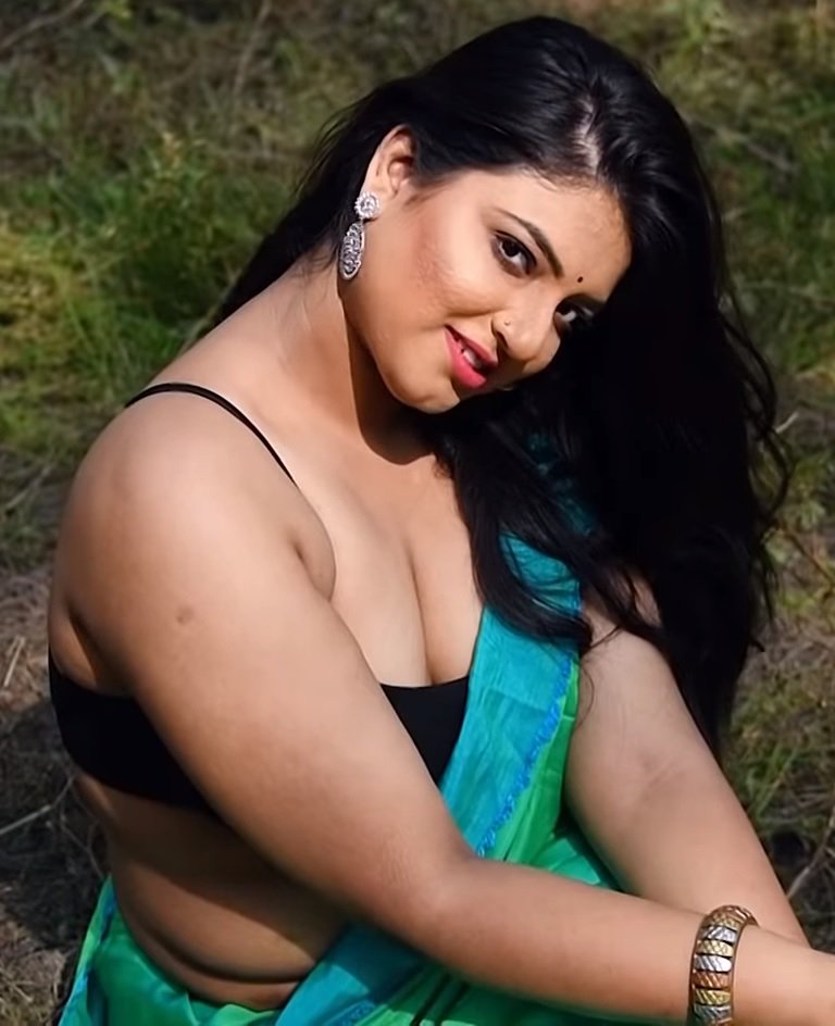 Rohit_swag's tweet photo. #PART4 #Sneha #Saree #SareeSwag #SareeLove #SareeGirl #Black #GreenSaree #Back #HotBack #Sexy #SexyBack #Curve #Backless #Bra #BlackBra #ShowBra #Sleeveless #Damn #Sexo #Hot #Chubby #chubbywomen #Cleavage #photoshoot #Awesome #EyesOnYou #bhabi #HotBhabhi #Bong 😍😍😍 https://t.co/kkT7cjVsrE
