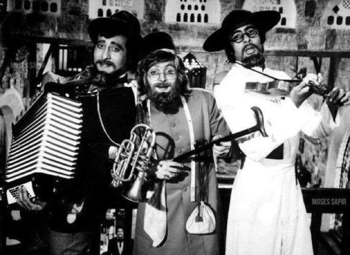 MosesSapir's tweet image. ‘Amar Akbar Anthony’ ran for 25 weeks in 25 theatres in one city, Mumbai !! That kind of phenomena does not happen these days. At most the first week end is what every business is looked upon to gauge the potential of a film ~ Amitabh Bachchan @SrBachchan