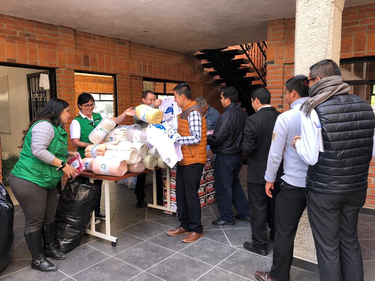 FundacionAzteca's tweet photo. A través de #RedSocialAz entregamos donativos de cobijas ❄️, bufandas🧣, playeras👕 y galletas 🍘 en comunidades de Querétaro como Cadereyta, San Juan del Río y Concá, en la Sierra Gorda.
¡Mil gracias a quienes nos apoyaron para realizar esta entrega! ❤️ https://t.co/en1TJQwQTi