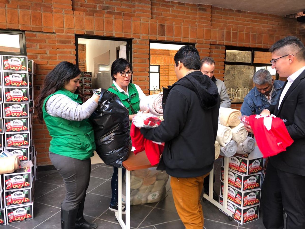 FundacionAzteca's tweet photo. A través de #RedSocialAz entregamos donativos de cobijas ❄️, bufandas🧣, playeras👕 y galletas 🍘 en comunidades de Querétaro como Cadereyta, San Juan del Río y Concá, en la Sierra Gorda.
¡Mil gracias a quienes nos apoyaron para realizar esta entrega! ❤️ https://t.co/en1TJQwQTi