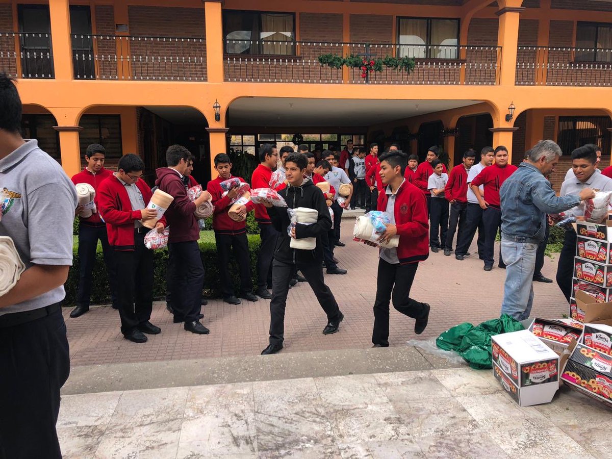 FundacionAzteca's tweet photo. A través de #RedSocialAz entregamos donativos de cobijas ❄️, bufandas🧣, playeras👕 y galletas 🍘 en comunidades de Querétaro como Cadereyta, San Juan del Río y Concá, en la Sierra Gorda.
¡Mil gracias a quienes nos apoyaron para realizar esta entrega! ❤️ https://t.co/en1TJQwQTi