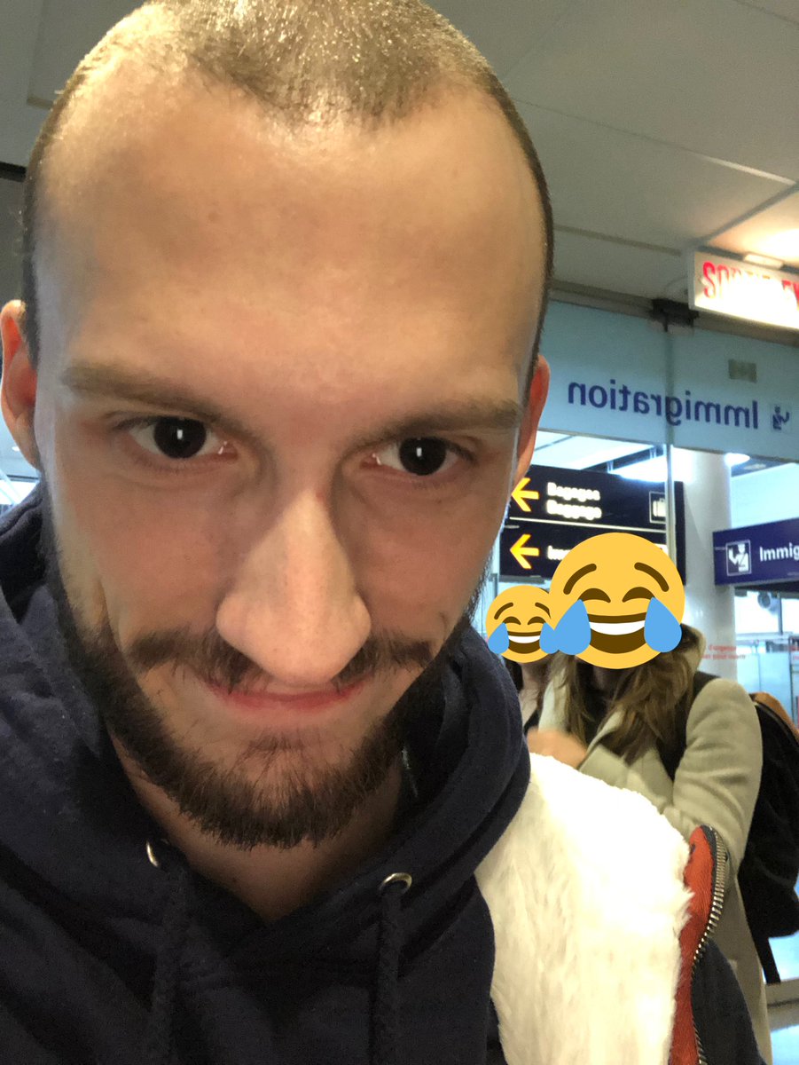 Laink Mon Crane Chauve A Pas Passe Les Douanes Je Suis Au Bureau De L Immigration