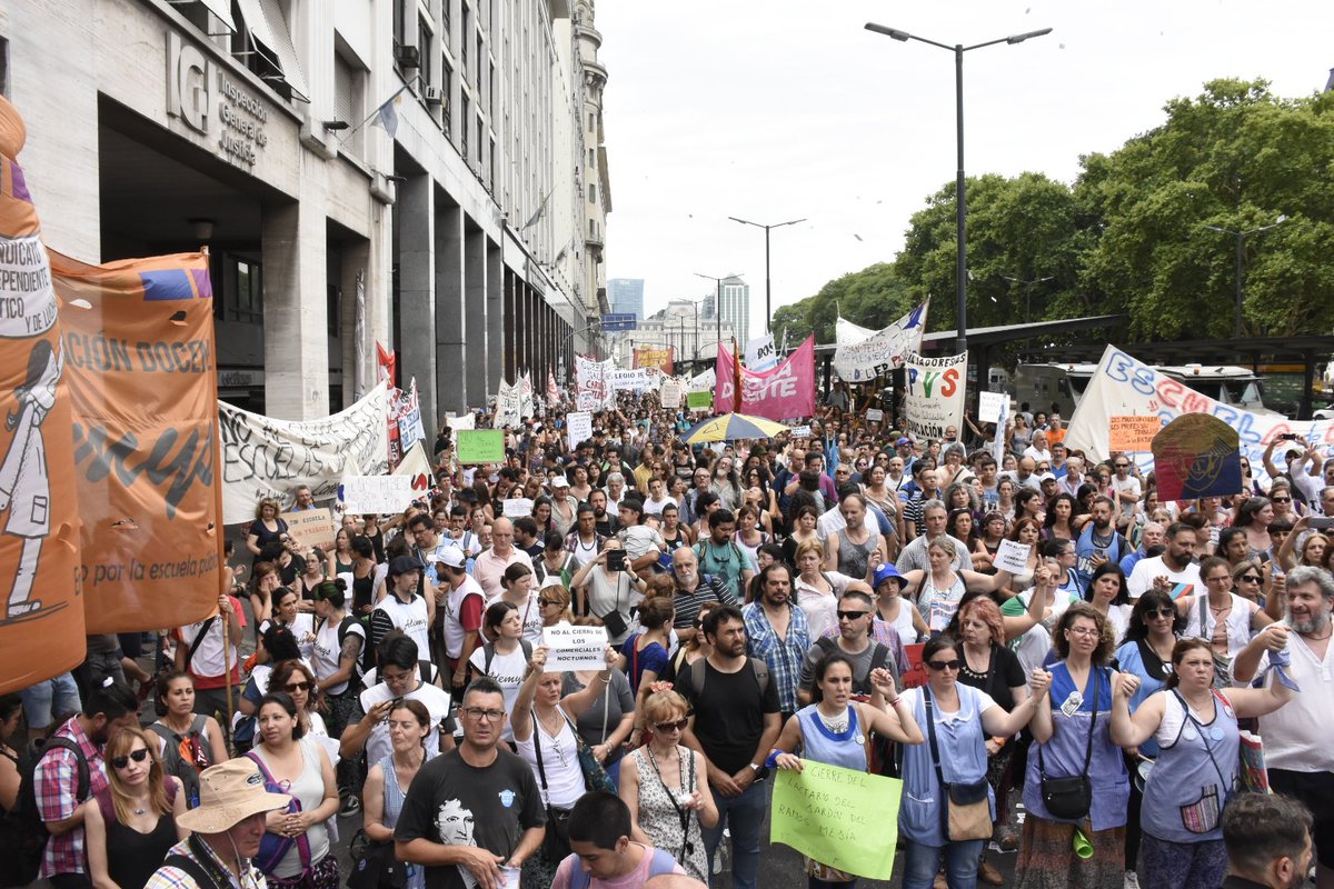 Fococriticoph's tweet photo. Ahora, la comunidad educativa lucha contra el cierre de las escuelas nocturnas 
#LarretaCierraEscuelas 
#NoAlCierreDeLasEscuelasNocturnas 

Fotos: @FielExponente https://t.co/XD6Ry0rbCo