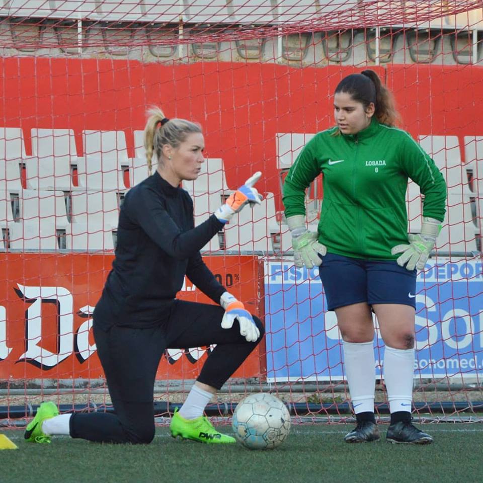 VickyCampus's tweet photo. ¡NO PODÍA FALTAR! 🥅🔝 ¡@emmsb30 tampoco ha querido perderse el Clínico #VickyLosada! https://t.co/AuVAnntRTz