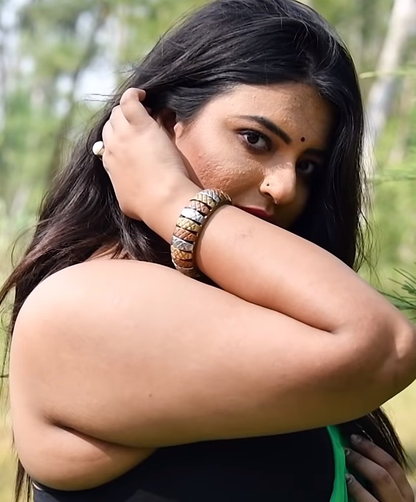 Rohit_swag's tweet photo. #PART9 #Sneha #Saree #SareeSwag #SareeLove #SareeGirl #Black #GreenSaree #Back #HotBack #Sexy #SexyBack #Curve #Backless #Bra #BlackBra #ShowBra #Sleeveless #Damn #Sexo #Hot #Chubby #chubbywomen #Cleavage #photoshoot #Awesome #EyesOnYou #bhabi #HotBhabhi #Bong 😍😍😍 https://t.co/kA5AblCUhM