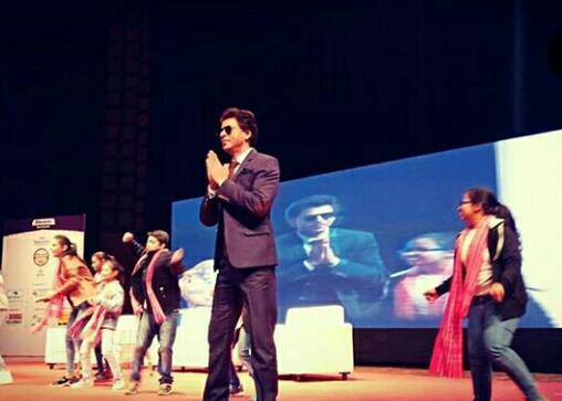 Srk_bangalore's tweet photo. #HolidaySeasonWithZero
Look at our evergreen King Khan with the sweet cute lovely dimples looking so Incredible😍
Where ever SRK sir goes,So adorably spread Love, Magic & jabra Madness
@iamsrk with @aanandlrai & @ravikishann at an event held in Patna today
Keep smiling & Rocking https://t.co/IW7s8rV24Y