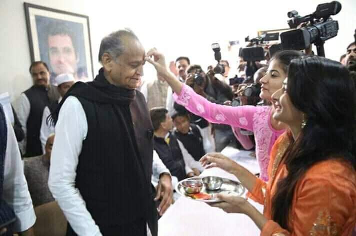 ashok112232's tweet photo. पहली कैबिनेट बैठक 29 दिसंबर को होगी, राजस्थान सरकार का पहला लक्ष्य सुशासन स्थापित करना है घोषणापत्र लागू करना हैं
#CMShab
@ashokgehlot51
@Rameshmeena63 https://t.co/tnLDz6Qbk4