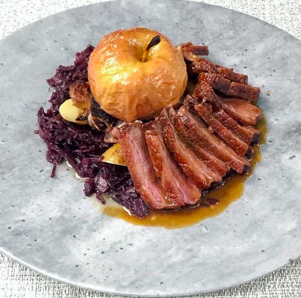 WalkingMatters's tweet photo. Wishing our Christmas dinner looked this good!😍 Roasted goose from @thehillcloster on @BauscherHeppUSA's Concrete plate.
📷 @thehillcloster 
#TabletopMatters
#bauscherhepp #concrete #concreteplate #plateware #plating #platinggoals #foodstyling #restaurantsolutions https://t.co/b6C3Dgag27