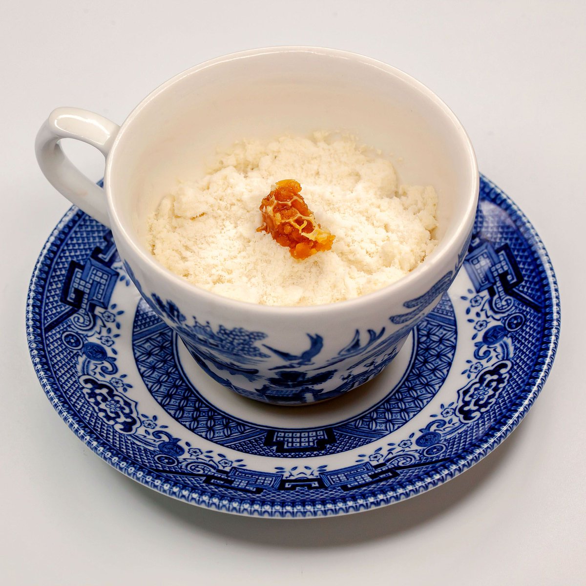 Rest_Calenric's tweet photo. Una infusió? Que sigui gelada com l'hivern! Amb una base de cítrics, cumquat, camamilla, marialluïsa i mel cruixent ❄️
#calenric #infusió #postres #cítrics #valldebianya #estrellamichelin #oad2018 https://t.co/5igpAfsRPB