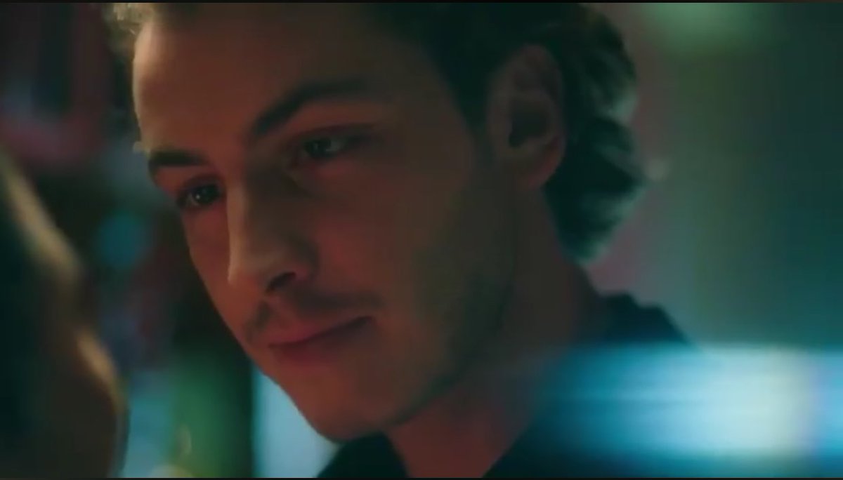 “Yeni yıl hediyen..”
“Bal arısı.. Çok tatlıymış.”
“Senin gibi..” 

Ve kiss! ❤️

#ŞahinTepesi #EfDa
#AybükePusat #BoranKuzum