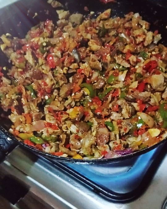 zees_grillz's tweet photo. Hey guys, we still taking orders for asun o, DM to order, its very spicy and tasty. I can enjoy it more with our cool and sweet zobo. #AbujaTwitterCommunity #Abuja #abujaeat #abujafestival2019 #BurnaLive https://t.co/yyDOHBeajO