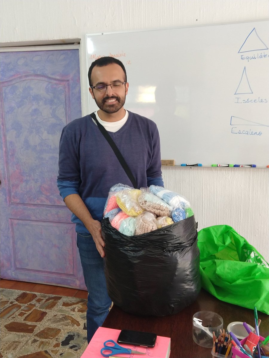 José Roberto Ávila, como cada año, entregando las bufandas que teje su abuelita, la señora Magdalena Magaña Zavala. 
Darles las gracias no alcanza.