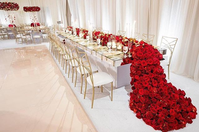 ChameleonChair's tweet photo. #TopTenof2018 -- #10 Isn’t this the most stunning sweetheart table design? Created by @bloomboxdesigns and @eleganteventsllc! 📸: @dukeimages | Guest Seating: @chameleonchaircollection (#GoldFanFare Available at @brighteventrentals @by_dzign @marqueerentalschicago @peakevents… https://t.co/6cpfNrpCCW