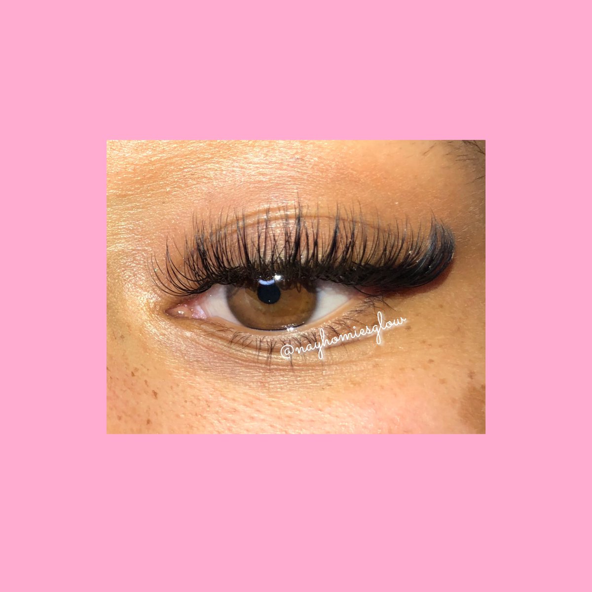 BBYGURL 💎 these baby doll hybrids are POPPINNGGGG 🤩 I used .12-.15 on this beauty!

#nayhomiesglow #licensedesthetician #lashextensions #hybridset #babydolllashes #lashboxla #bellalash #newyearslashes #feelpretty #fluffylashes #popping #consistencyiskey #highdesertbeauties