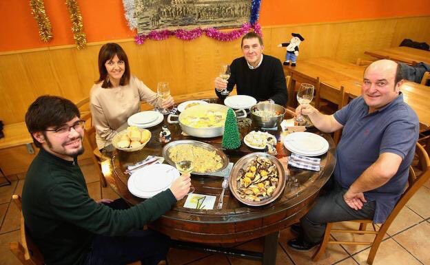 Hay que tener el nivel de decencia muy bajo para criticar los acuerdos de PP y C’s con VOX mientras cenas con Herri Batasuna. Sin vergüenza!