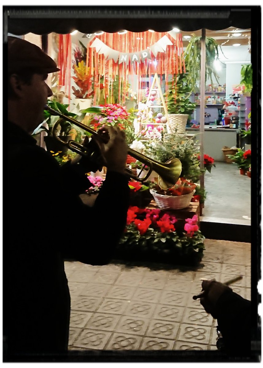 JacarandaFlors's tweet photo. A la Travessera de Dalt a Gracia, a #Barcelona escalfem motors per a l'entrada d'any nou, amb la millor #Musica al carrer, a càrrec dels increibles #MenInSwing! Alegria i música promoguda per l'Associació de Comerciants, amb el suport de @Bcn_Gracia @BCN_Comerc @bcn_ajuntament https://t.co/lob29BTSHW