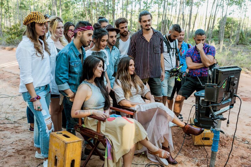 centraldaveveta's tweet photo. #RetrospectivaIS “Me dê um sinal do que eu devo fazer...” 😍 Nossa cantora convidou a Banda Melim para essa parceria que rendeu além da música, um clipe lindo. Amamos demais! ❤#UmSinal https://t.co/KCSFw85ZNg