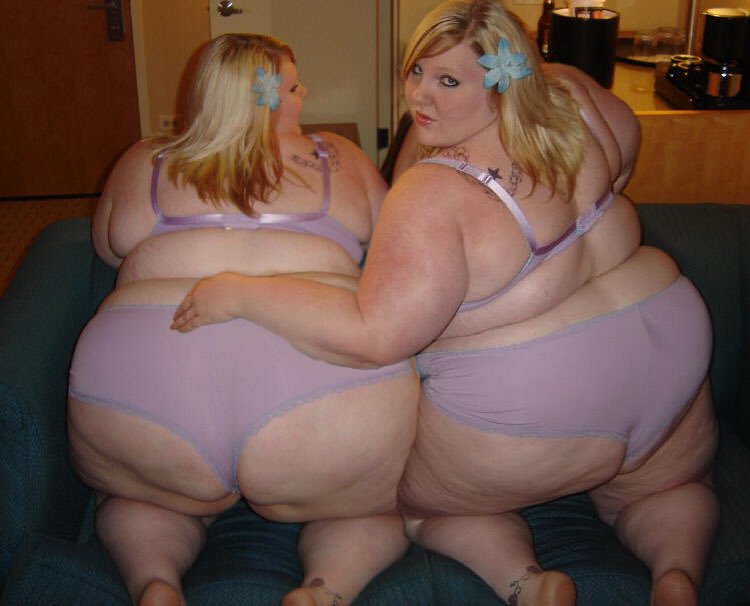 BbwCloner's tweet image. December #bbwclones countdown: a young @SSBBWKellieKay and her clone showing off their lovely butts #bbw #ssbbw